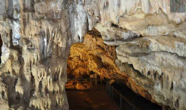 Stalattiti e stalagmiti, non solo a Castellana: ecco la nascosta grotta di Curtomartino